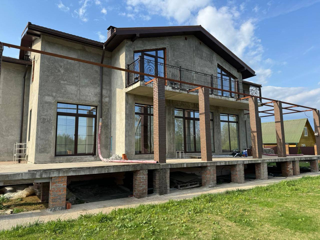 Частный дом с панорамным остеклением